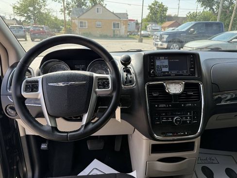 Used 2011 Chrysler Town & Country Touring w/ Entertainment Group #1 FWD image 18