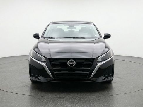 Used 2025 Nissan Altima 2.5 SV FWD image 2