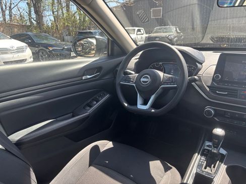 Used 2025 Nissan Altima 2.5 SV FWD image 32