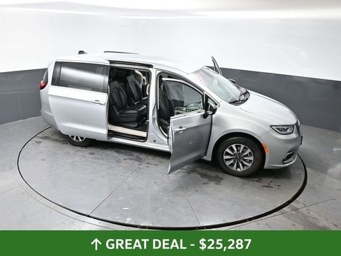 Used 2024 Chrysler Pacifica Limited FWD image 62