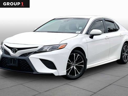Used 2018 Toyota Camry SE FWD image 1