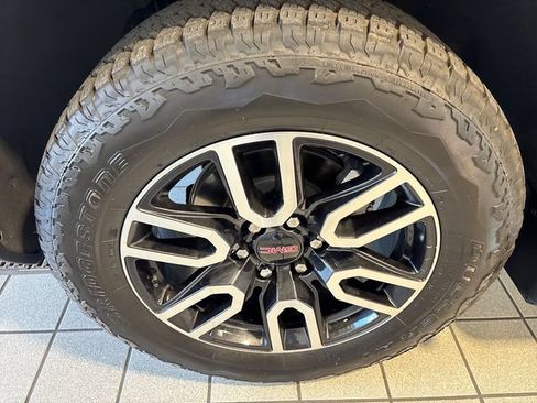 Used 2025 GMC Sierra 1500 AT4 w/ AT4 Premium Package AWD/4WD image 5