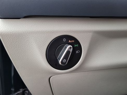 Certified 2025 Volkswagen Jetta SE image 32