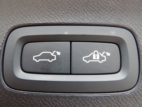 Certified 2025 Volvo XC90 B6 Plus image 28