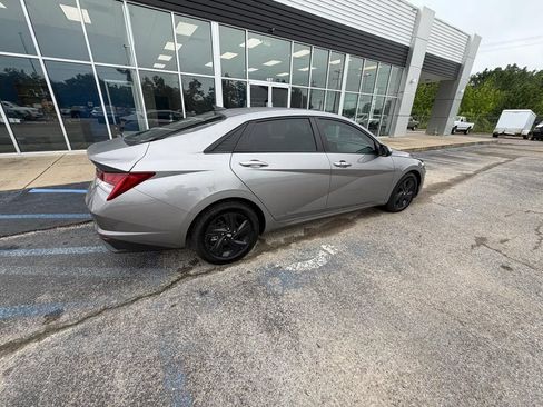 Used 2023 Hyundai Elantra Blue FWD image 4