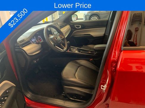 Used 2025 Jeep Compass Limited AWD/4WD image 3