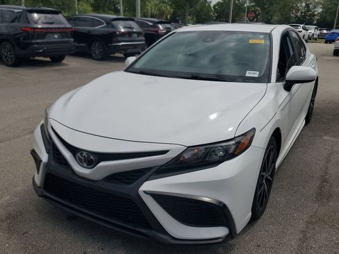 Used 2021 Toyota Camry SE image 2