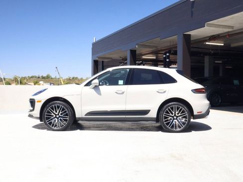 Certified 2025 Porsche Macan image 2