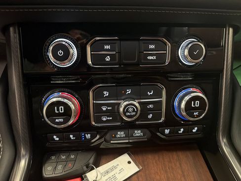 Used 2024 GMC Yukon Denali Ultimate AWD/4WD image 20
