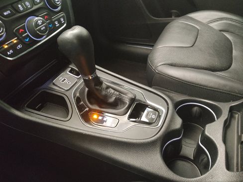 Used 2019 Jeep Cherokee Limited w/ Luxury Group FWD image 26
