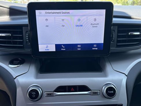 Used 2023 Ford Explorer XLT AWD/4WD image 8