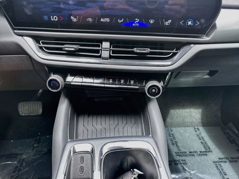 Used 2024 Chevrolet Equinox EV RS FWD image 12