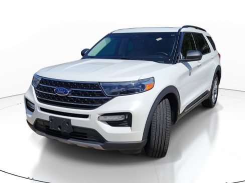 Used 2021 Ford Explorer XLT w/ Equipment Group 202A image 3