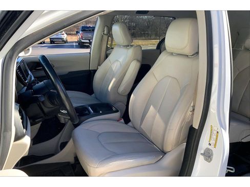 Used 2020 Chrysler Pacifica Touring-L image 20