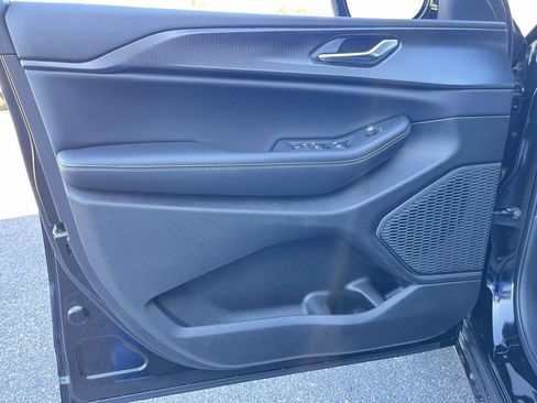 New 2025 Jeep Grand Cherokee Altitude image 11