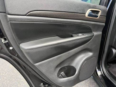 Used 2017 Jeep Grand Cherokee Laredo w/ Quick Order Package 23E image 22