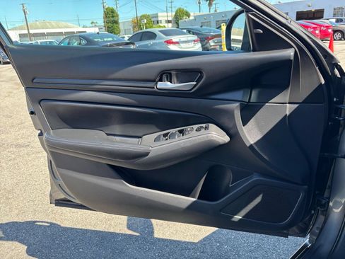 Used 2025 Nissan Altima 2.5 SV FWD image 18