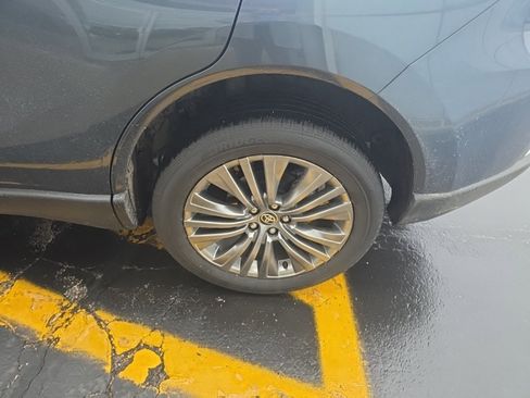 Used 2024 Toyota Venza Limited image 11