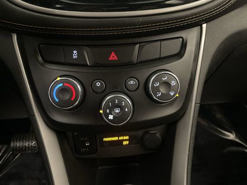 Used 2019 Chevrolet Trax LT w/ LT Convenience Package AWD/4WD image 11