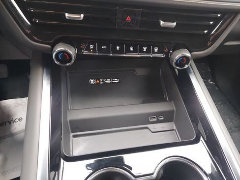 Used 2025 Chevrolet Tahoe Premier AWD/4WD image 16