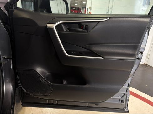 Used 2021 Toyota RAV4 LE AWD/4WD image 23