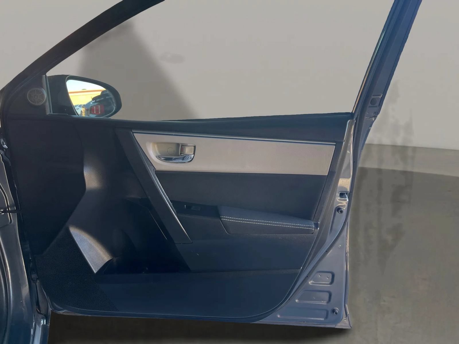 Used 2014 Toyota Corolla LE FWD image 17