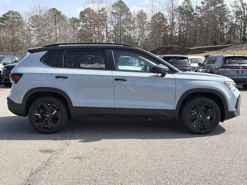 New 2026 Volkswagen Taos SE image 6