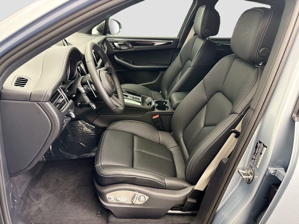 Used 2026 Porsche Macan AWD/4WD image 5