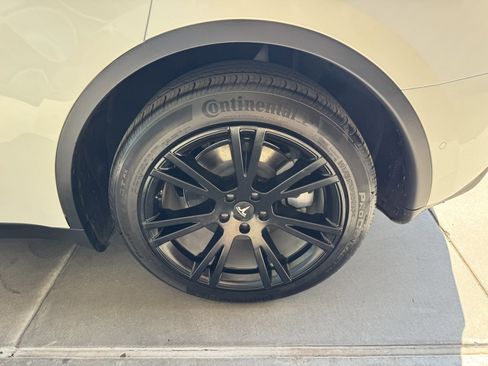 Used 2022 Tesla Model Y Long Range image 14