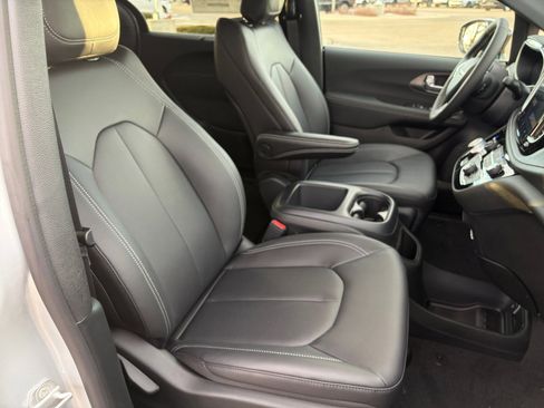 New 2026 Chrysler Pacifica Select image 26