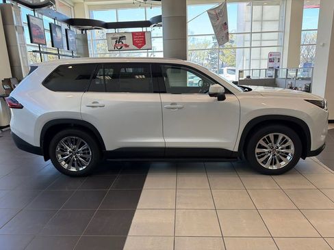 New 2026 Toyota Grand Highlander Platinum image 2