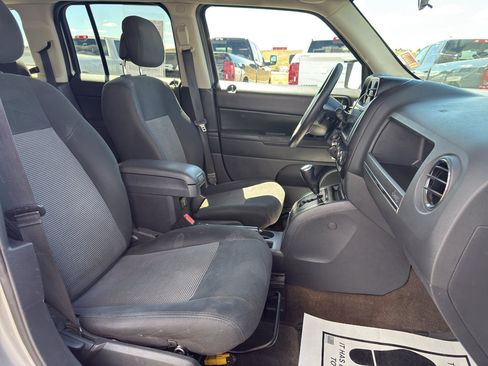 Used 2014 Jeep Patriot Latitude AWD/4WD image 14