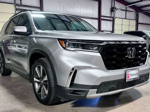 Used 2023 Honda Pilot Touring image 1