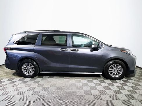 Certified 2025 Toyota Sienna XLE FWD image 8