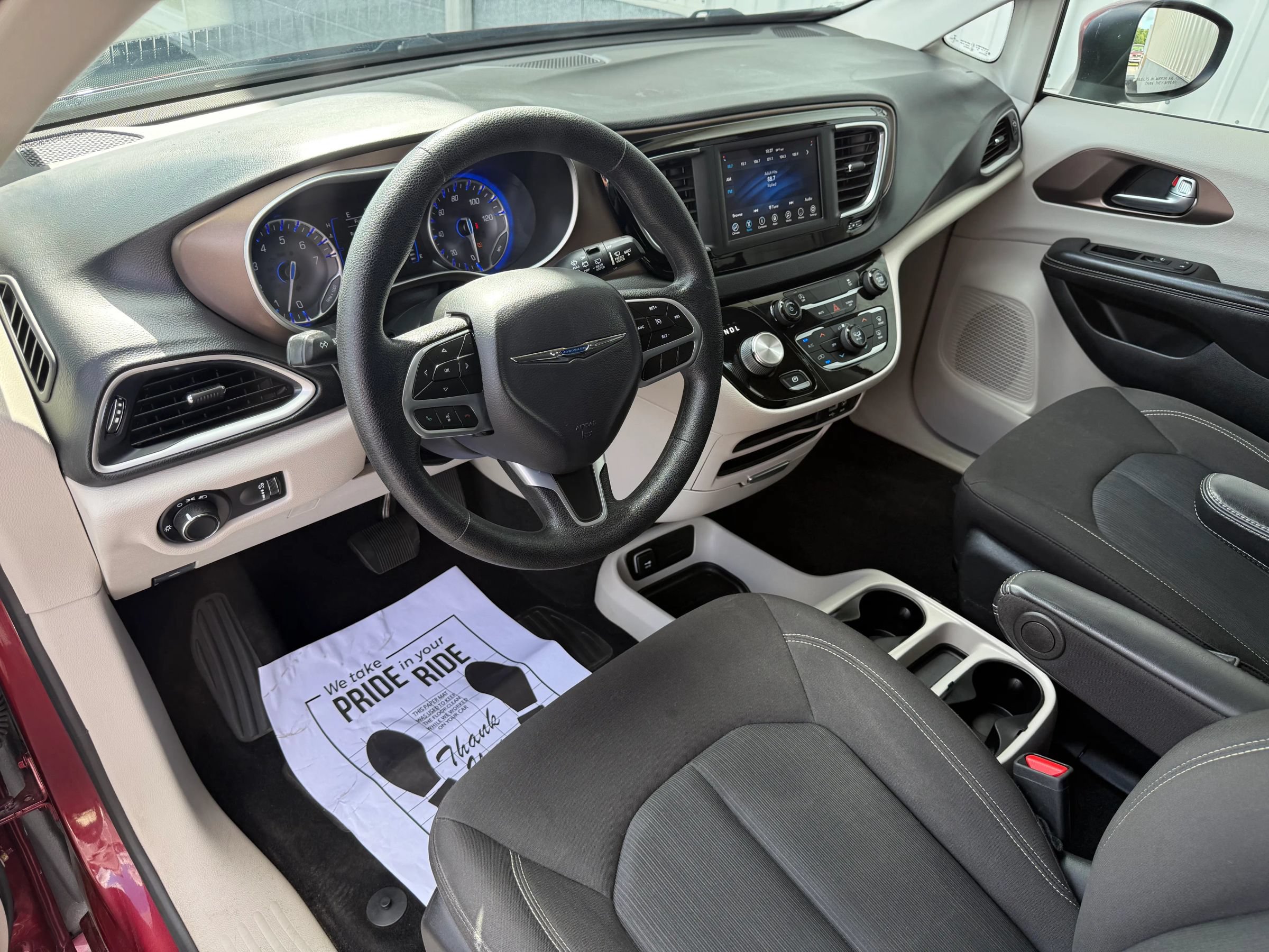 Used 2020 Chrysler Voyager L FWD image 28