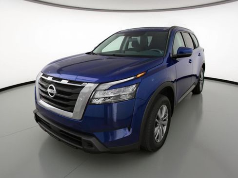 Used 2025 Nissan Pathfinder SV image 3