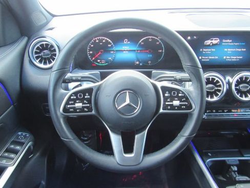 Used 2022 Mercedes-Benz EQB 300 4MATIC w/ Exclusive Package image 30