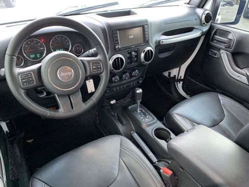 Used 2017 Jeep Wrangler Unlimited Sahara w/ Connectivity Group image 25