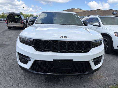 Used 2025 Jeep Grand Cherokee Altitude AWD/4WD image 3