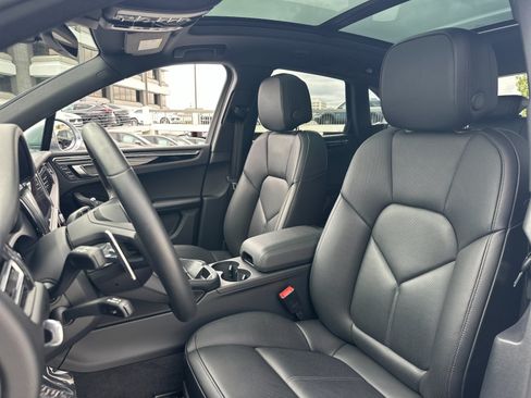 Certified 2026 Porsche Macan AWD/4WD image 6