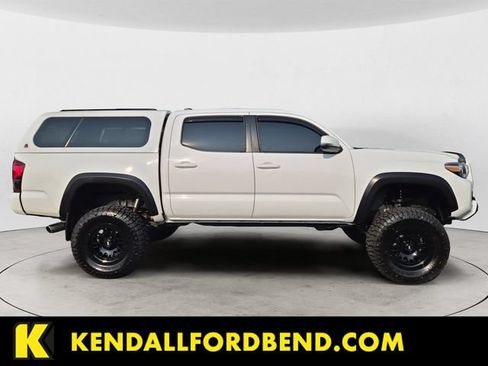 Used 2019 Toyota Tacoma TRD Off-Road w/ Technology Package AWD/4WD image 4