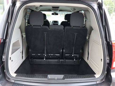 Used 2019 Dodge Grand Caravan SE w/ UConnect Hands-Free Group FWD image 4