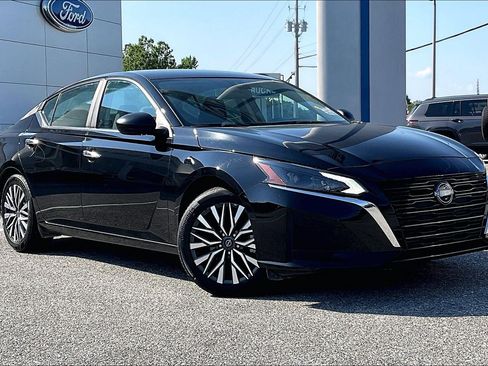 Used 2025 Nissan Altima 2.5 SV FWD image 1