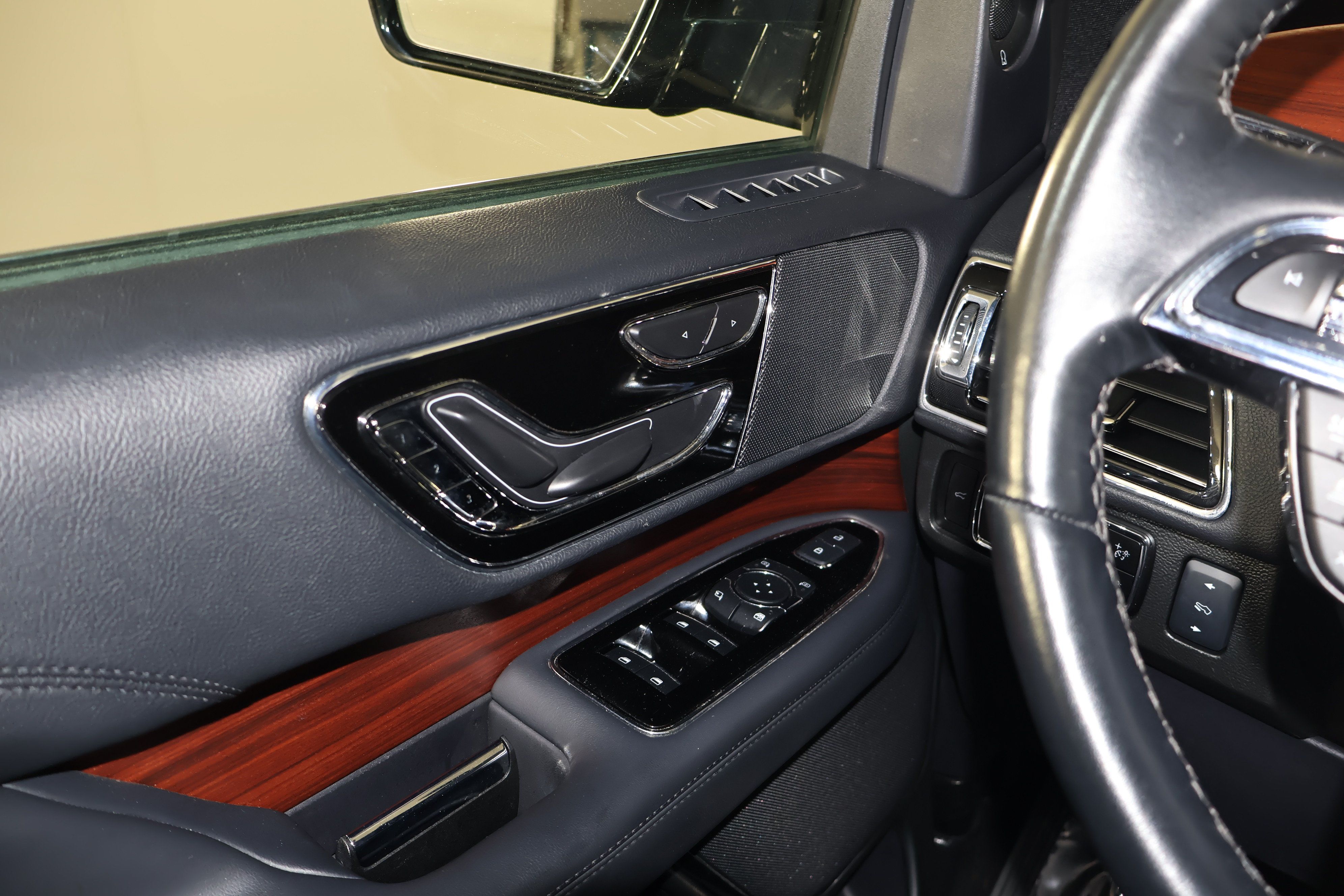 Used 2024 Lincoln Navigator Premiere AWD/4WD image 36