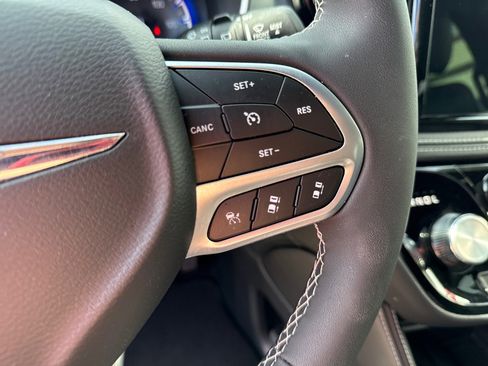 Used 2026 Chrysler Pacifica Limited FWD image 19