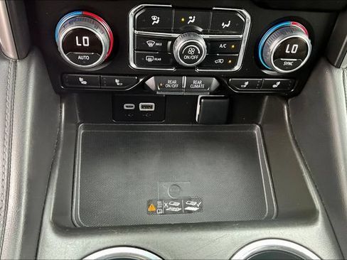 Used 2024 Chevrolet Suburban LT RWD image 16