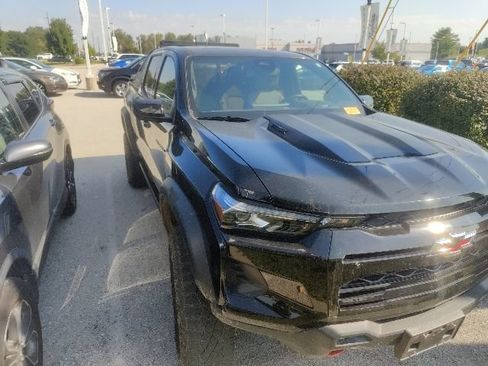 Used 2025 Chevrolet Colorado ZR2 w/ Midnight Edition AWD/4WD image 17