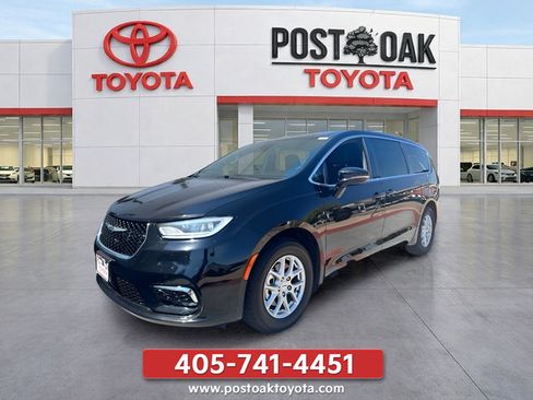 Used 2025 Chrysler Pacifica Select FWD image 1