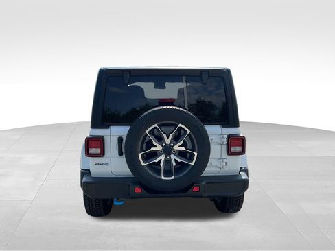 Used 2024 Jeep Wrangler Unlimited w/ Convenience Group AWD/4WD image 8