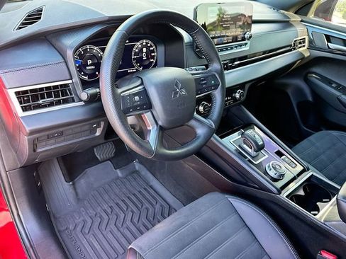 Used 2024 Mitsubishi Outlander SE Black Edition image 9